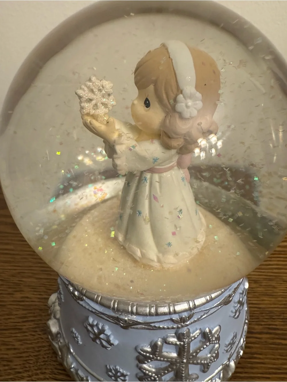 Precious Moments Musical Snow Globe Angel with Snowflake 121103 No Bubbles Clear